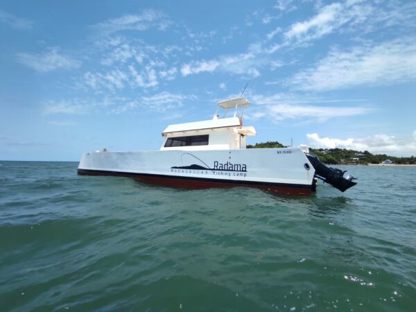 Catamaran de 15 m x 5 m